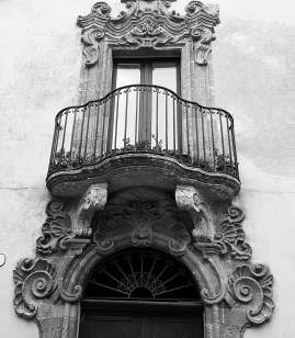 steffisays-sicily-erice-street-history-detail-balcony-architecture-bw